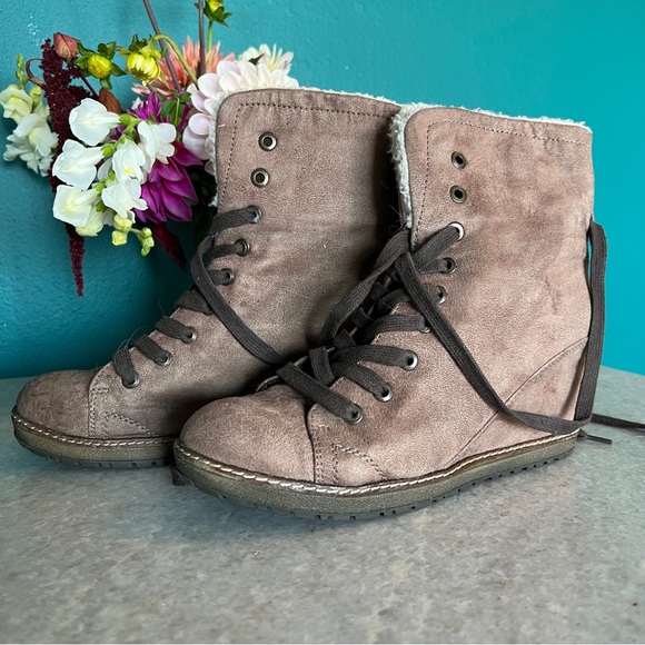 ALDO Wedge Shearling Booties Size 39 - Picture 1 of 7